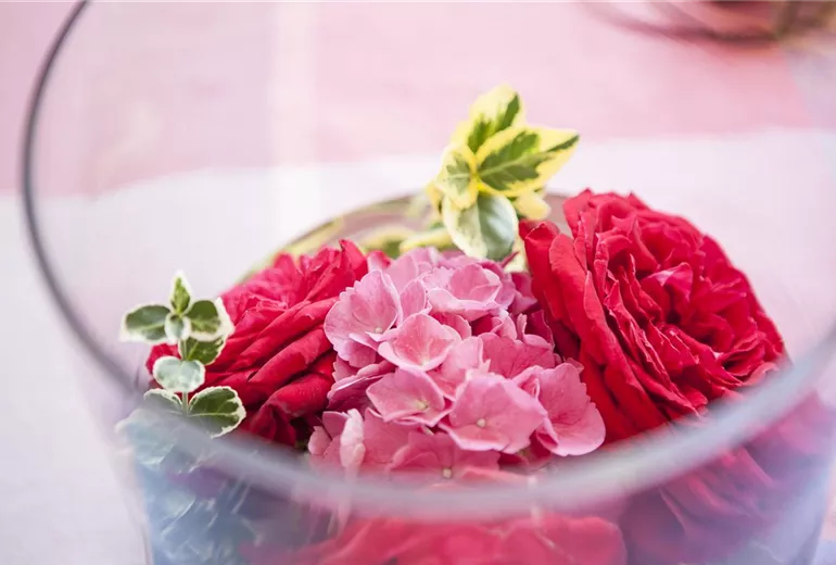 Arrangement mit Rosen-, Hortensienblüten etc.